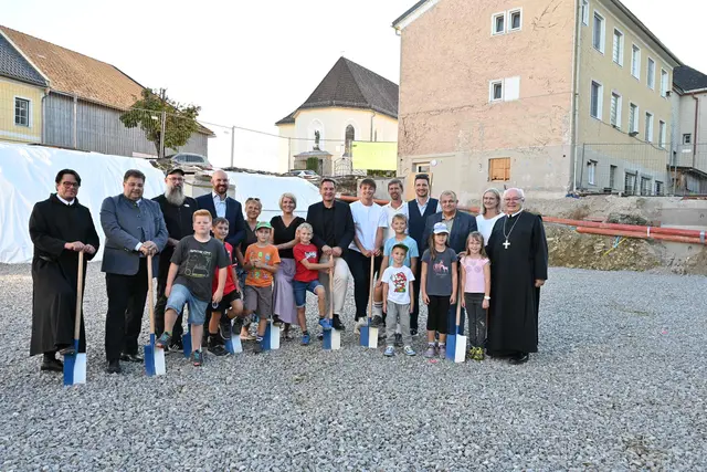 Pater Florian Ehebruster, Landtagsabgeordneter Vizebürgermeister Mario Wührer, Stadtrat Martin Dowalil, Vizebürgermeister Armin Bahr, Kindergartenleiterin Kirsten Pschorn, Volksschuldirektorin Sabine Aigner, Bürgermeister Werner Krammer, Christoph Pöchacker und Stefan Wedl (beide w30 Architektur), Gemeinderat Lukas Hintsteiner, Gemeinderat Heinz Dötzl, Schulqualitätsmanagerin Christine Schmutz und Abt Petrus Pilsinger (v.l.) mit Kindern aus St. Georgen. | Foto: Stadt Waidhofen