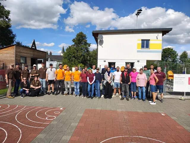 Bei herrlichem Wetter traten sechs Mannschaften am Stockplatz zum sportlichen Jux-Wettstreit an. | Foto:  Marktgemeinde Kirchschlag