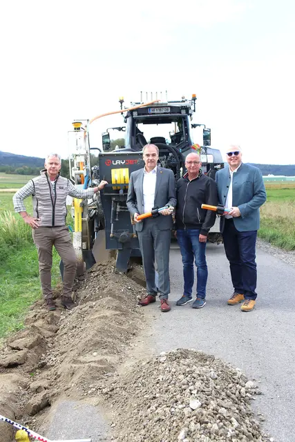 LAYJET-Geschäftsführer Rainer Dunst, Wirtschaftslandesrat Leonhard Schneemann, Bürgermeister Andreas Tremmel (Kobersdorf), und Breitbandkoordinator Georg Podebradsky überzeugten sich gemeinsam vor Ort von der Umsetzung der LAYJET-Verlegetechnologie. | Foto: Landesmedienservice /Dorothea Müllner-Frühwirth