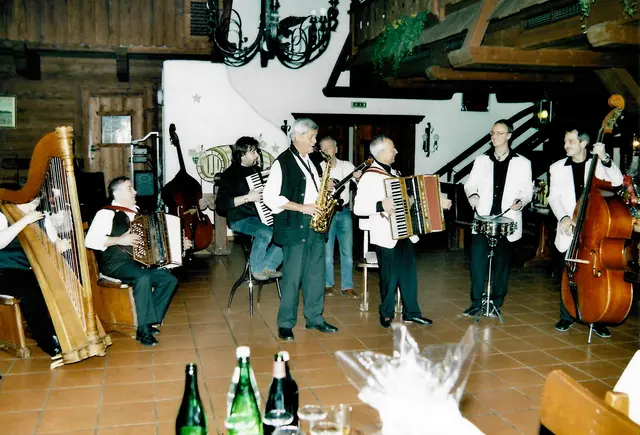 Die Jägerklause Hausmusik, die Zillertaler Spatzen und die "Combo Alfredo" spielen zusammen mit Walter Stiegler (Saxophon) auf.  | Foto: Sammlung Daniel Stiegler