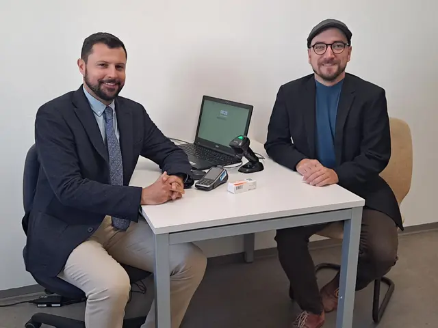 Apotheker Maximilian Müllneritsch und Bürgermeister Dietmar Groiss. | Foto: Marktgemeinde Aschach an der Donau