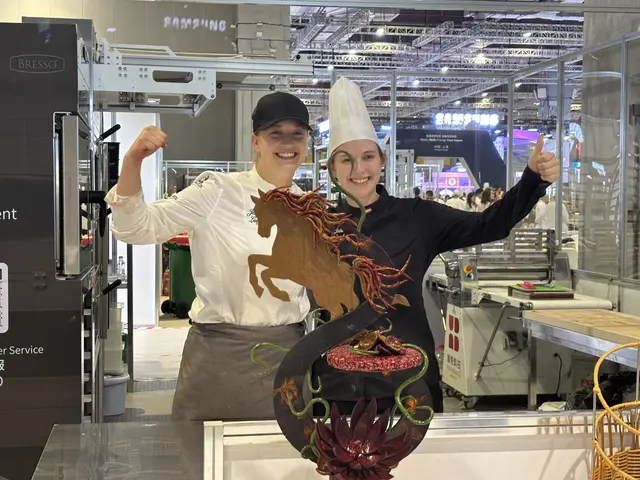 Jennifer Lueger und Expertin Julia Kusel haben bereits Grund zum Jubeln, sie sind bereits fertig. Vor ihnen steht das Werkstück zum Thema "Year of the Fire Horse". | Foto: MeinBezirk/Cornelia Gassler