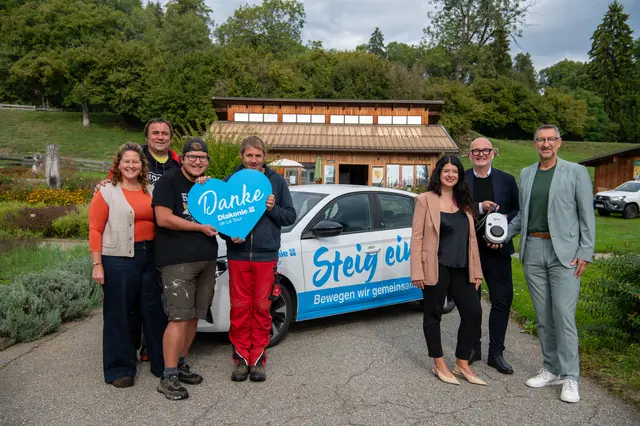 Fgo-e CCO Christian Philipp und go-e CXO Susanne Palli überreichen die Wallbox als Spende an Diakonie de La Tour-Wirtschaftsdirektor Walter Pansi (rechts im Bild). Das Gartenhof-Team bedankt sich. | Foto: go-e, hoelzl