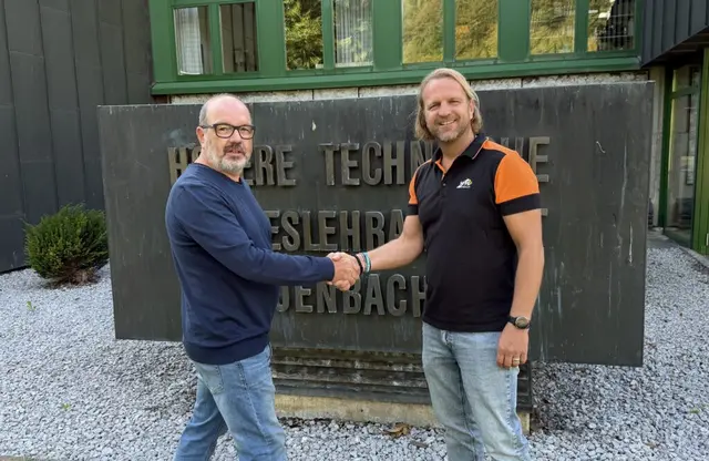 Georg Strauss (l.) übergibt das Amt des Direktors an Mario Karner.  | Foto: HTL Jenbach