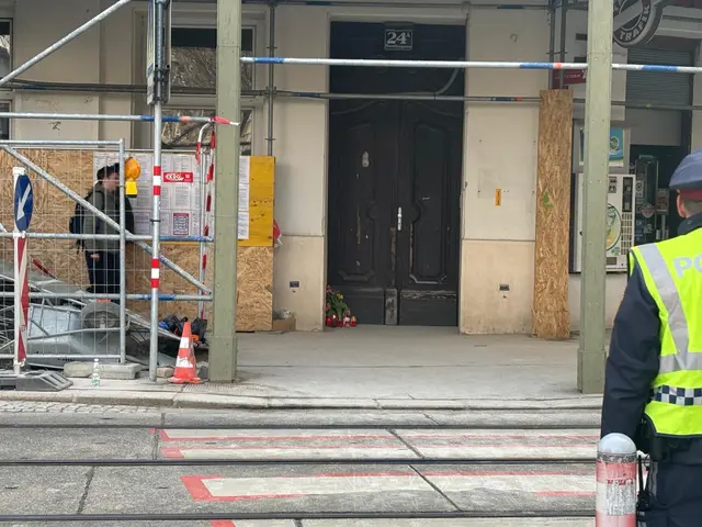 Nach dem Baustellenunfall mit vier Toten und einem Schwerverletzten erinnerten an der Unglücksstelle Kerzen und Blumen an die Tragödie. | Foto: MeinBezirk