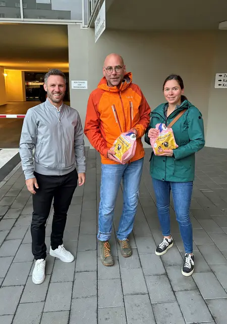 An die Mitarbeitenden, die mit dem Fahrrad zur Arbeit kamen, wurden Frühstückssackerl verteilt. | Foto: Krankenhaus Braunau