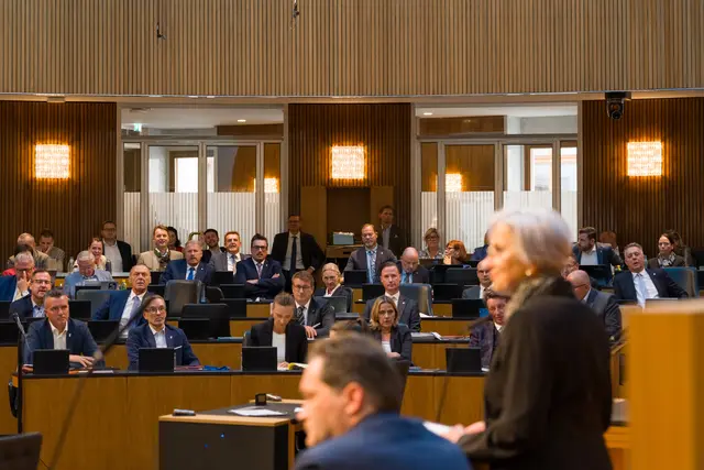 Nationalratssitzung: Am Wort: Justizministerin Anna Sporrer (SPÖ). Blick ins Plenum | Foto: Parlamentsdirektion/​Bernadette Sattler-Remling
