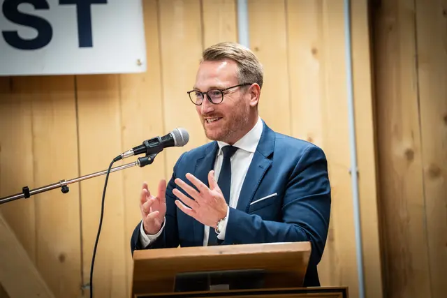 „Mit dem neuen Gutshof schaffen wir ein modernes und funktionales Gebäude. Gleichzeitig wurde bei der Umsetzung großer Wert auf eine qualitätsvolle und nachhaltige Bauweise gelegt“, betont Landeshauptmannstellverteter Wohlgemuth. | Foto: Günter Richard Wett