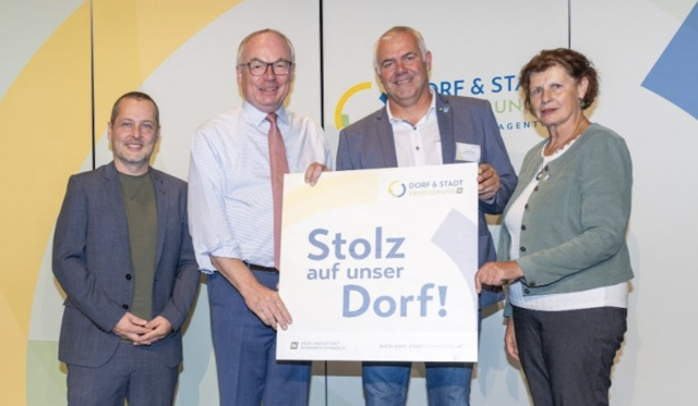 Geschäftsführer Johannes Wischenbart, Landeshauptfrau-Stv. Stephan Pernkopf, Bürgermeister Roland Zimmer und Landesobfrau Maria Forstner bei der Übergabe der Plakette „Stolz auf unser Dorf“ | Foto: Josef Bollwein