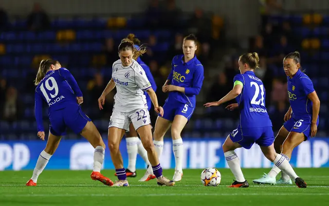 Modesta Uka (2. v. l.) im Duell mit Wieke Kaptein und Keira Walsh. | Foto: APA-Images / REUTERS / Matthew Childs