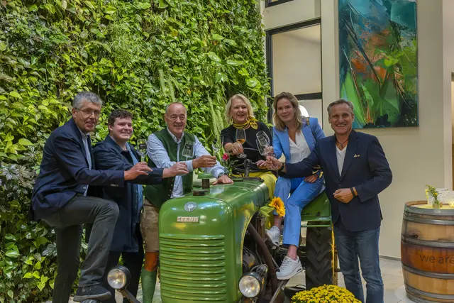 Martin Schuster, Gemeinderat Timo Zetek, Stadtrat Leo Lindebner, Bankstellenleiterin und Gastgeberin Doris Handler, Vizebürgermeisterin Maria Enzersdorf Michaela Haidvogel und GR Gert Zaunbauer. | Foto: RRB Mödling