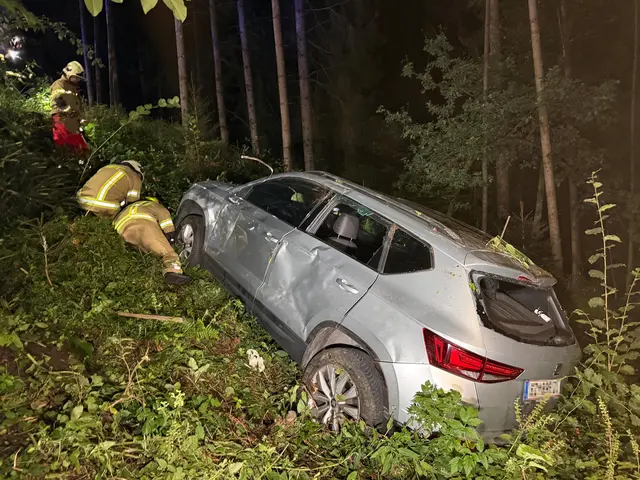 Die Einsatzkräfte waren gefordert. Das Fahrzeug musste geborgen werden. | Foto: ZOOM-Tirol