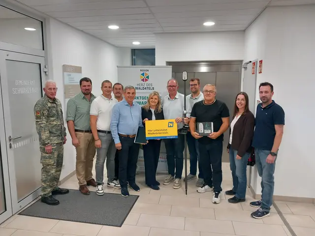 Der Vorstand der Kleinregion ASTEG – Herz des Wald4tels präsentiert das neue GPS-Vermessungsgerät: v.l.n.r.: Oberst Konstantin Oberleitner, Bgm. Georg Marksteiner, VzBgm. Christian Kletzl, VzBgm. Ewald Gamper, Bgm. Günther Kröpfl, Bgm. Silvia Riedl-Weixlbraun, Obmann Bgm. Karl Elsigan, VzBgm. Florian Gari, VzBgm. Werner Scheidl, Regionalberaterin Manuela Hirzberger und Bgm. Andreas Straßer. | Foto: Kleinregion ASTEG – Herz des Wald4tels