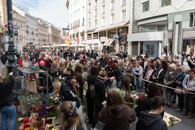 Einmal mehr zeigten Floristinnen und Floristen bei einem Flashmob am Stock-im-Eisen-Platz in der Wiener City ihr Können.  | Foto: Sade Jerabek/MeinBezirk