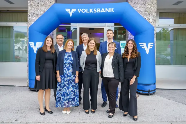Das Team der neuen Filiale Hallein mit Filialeiter Bernhard Gesselbauer in der modernen Filiale. | Foto: Volksbank Salzburg
