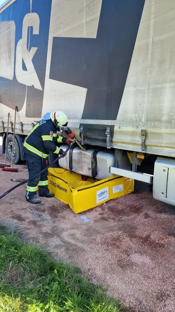 Der Diesel musst von der FF Schlitters abgepumpt werden.  | Foto: privat