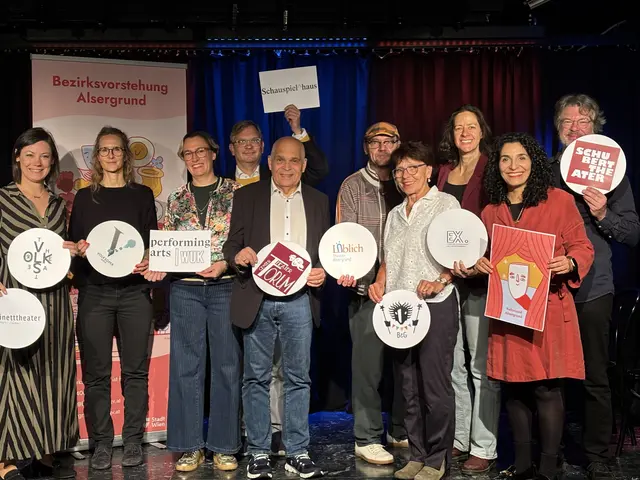 Eine große Bandbreite an Theatern ist mit dabei. Stefan Mras (mitte) vom Theater Center Forum ist für die Initiative verantwortlich. Bezirkschefin Saya Ahmad (2.v.r.) unterstützt die Karte finanziell.  | Foto: Fabian Franz/MeinBezirk
