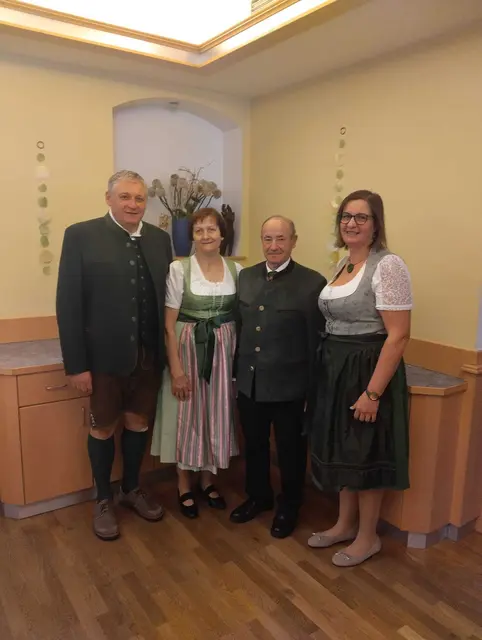  Vizebürgermeister Thomas Farnberger, Gattin Veronika Dallinger, Jubilar Franz Dallinger, Stadträtin Genovefa Scheibenreiter. | Foto: GM Hainfeld