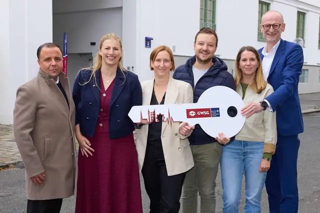 Bei der symbolischen Schlüsselübergabe wurden die Wohnungsschlüssel an die ersten Mieterinnen und Mieter übergeben. 
 | Foto: Wiener Stadtwerke/APA/Ludwig Schedl