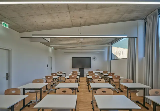 Das Gebäude steht rund 400 SchülerInnen zur Verfügung, um ihr Wissen zu vertiefen. | Foto: Günter Richard Wett