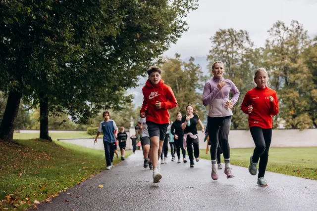Über 670 Schülerinnen und Schüler, Lehrkräfte und Unternehmen nahmen den 250-Stunden-Lauf in Admont in Angriff. | Foto: Stift Admont/Christoph Draxl