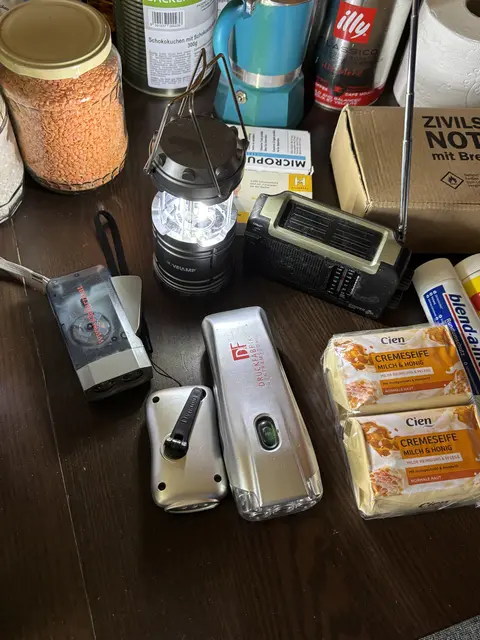 Auch Geräte wie ein Radio gehören zur Grundausrüstung. | Foto: Hirss