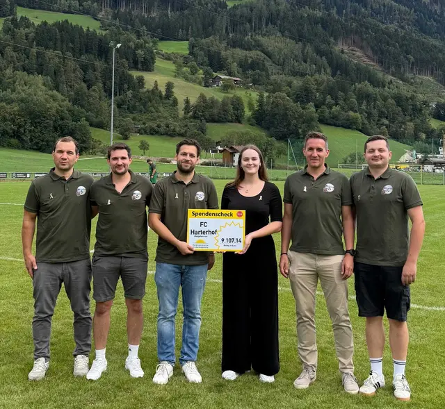 Die stolze Spendensumme wurde an die Kinderkrebshilfe übergeben.  | Foto: FC Harterhof