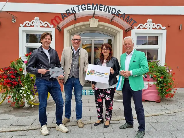 Herbert Wagger (INTRANET Software &amp; Consulting GmbH), Amtsleiter Norbert Pichler, Ursula Madritsch, Bürgermeister Herbert Gaggl präsentieren "Moosi", den digitalen Verwaltungsassistenten. | Foto: Marktgemeinde Moosburg