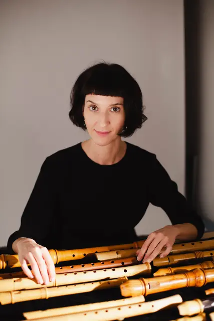 Eva Fegers tritt am 11. Oktober 2026 im Rahmen des Brunnenthaler Konzertsommers in Doppelfunktion auf: Zum einen spielt sie auf der Blockflöte Alte Musik, zum anderen wird sie zusammen mit Christoph Urbanetz und Julia Willeitner als neues Organisationsteam des Brunnenthaler Konzertsommers vorgestellt. | Foto: Maria Otter
