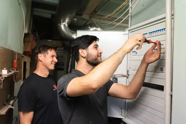 Meister Kantilli (l.) und sein Lehrling Rasoli haben offensichtlich Spaß bei der Arbeit. | Foto: Anna Stöcher