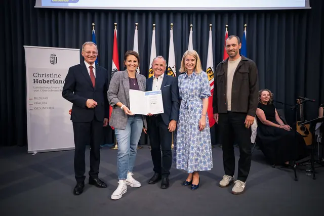 Von links: Landeshauptmann Thomas Stelzer, Barbara Hörschläger, Ernst Breitenfellner (Bürgermeister St. Peter), Landeshauptmann-Stellvertreterin Christine Haberlander, Martin Eckerstorfer (Regionalbetreuer). | Foto: Land OÖ/Max Mayrhofer