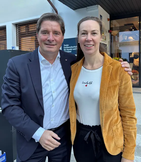 LA Peter Seiwald mit TFBS-Dir. Maria Theresia Jong-Bauhofer. | Foto: VP Tirol