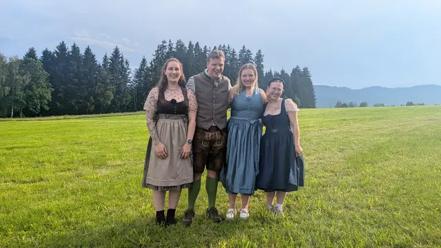 Vani (20), Peter (23), Lissi (19) und Michi am Murtaler Hof.