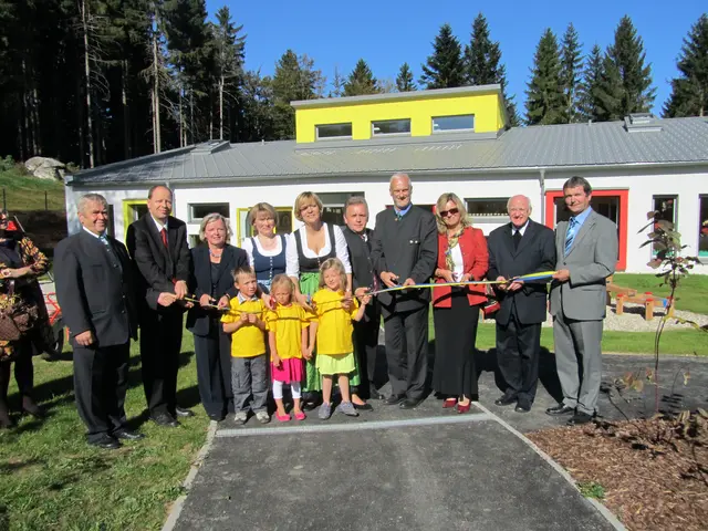 Kindergarteneröffnung: LR Barbara Schwarz eröffnete gemeinsam mit Franz Mold, Michael Widermann, Bürgermeisterin Angela Fichtinger, Kindergarteninspektorin Renate Weiss und Kindergartenleiterin Sabine Gerstbauer das neue Kindergartengebäude. Gottes Segen erhielt das Gebäude von Pfarrer Stefan Ratzinger. | Foto: privat