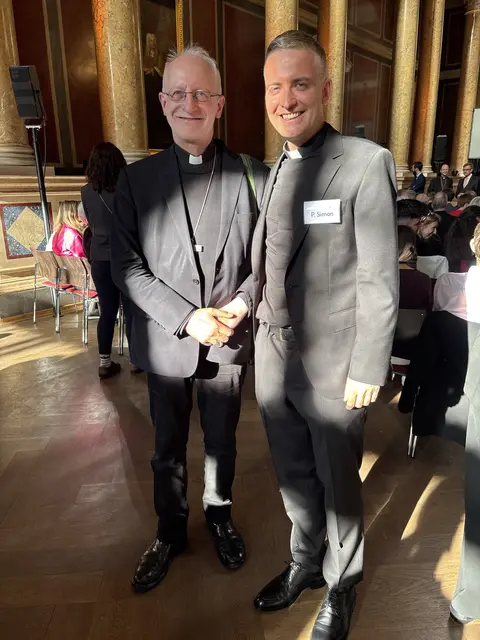  Pater Simon De Keukelaere (r.) ist der Leiter der KHG – hier mit dem Wiener Weihbischof Franz Scharl. | Foto: Mathias Kautzky/MeinBezirk