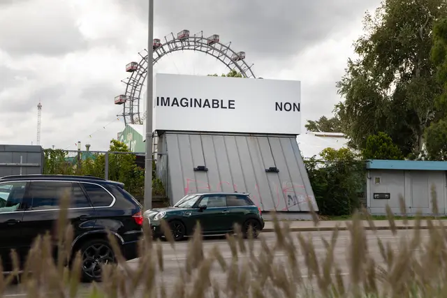 Am Dach des Fluccs versperrt zukünftig textbasierte Kunst den Blick aufs Riesenrad – mit Absicht.  | Foto: Kaja Sade Jerabek/MeinBezirk