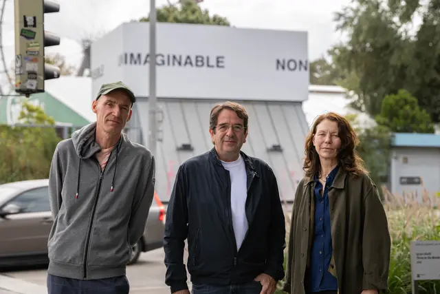 v.l.: Gründer des Fluccs Martin Wagner, der spanische Künstler Ignes Aballi und die künstlerische Leiterin des KÖR, Cornelia Offergeld vor der neuen Kunstinstallation.  | Foto: Kaja Sade Jerabek/MeinBezirk
