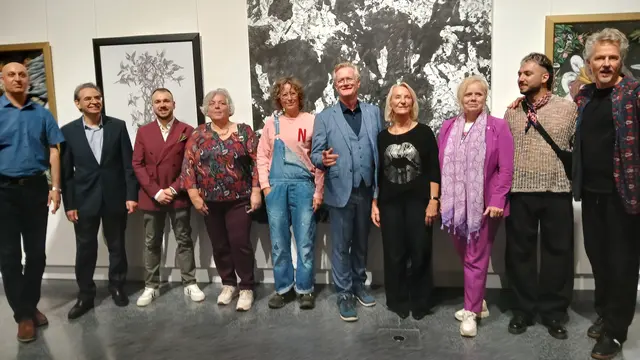 Einige Künstlerinnen und Künstler kamen extra zur Vernissage im Kunsthaus Weiz angereist. | Foto: Josef Hofmüller