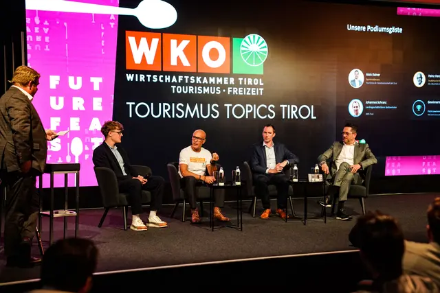 Bei der Paneldiskussion zur Zukunft des Tiroler Tourismus diskutierten (v. r.) Alois Rainer, Spartenobmann Tourismus in der WK Tirol, Johannes Schranz, stv. Geschäftsführer des AMS Tirol, Heinz Herczeg, Autor der Tiroler Jugendstudie, sowie Leonard Burger vom Gewinnerteam des Buildathons. | Foto: Cramer / WK Tirol