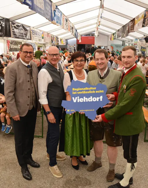 Harald Froschauer, Geschäftsführer der Volkskultur Niederösterreich, Tom Schwarzmann, ORF Niederösterreich, Michaela Hinterholzer, Obfrau des Tourismusverbands Moststraße,  Bürgermeister Markus Burgstaller  und Kapellmeister des Musikvereins Viehdorf Thomas Atzenhofer
 | Foto: Volkskultur Niederösterreich