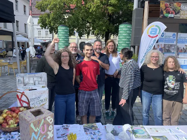 Das "Gemma-Klima"-Team am Stand mit Klima-Kummerkasten und Wunschbox.