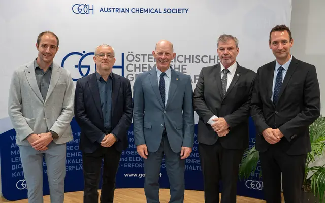 Die Österreichischen Chemietage fanden erstmals am IMC Krems statt.
Andreas Lichtenwörther, Akademischer Leiter des IMC Krems, Uwe Rinner, Institutsleiter für Applied Chemistry am IMC Krems und Conference Chair, Peter Gärtner, Präsident der Österreichischen Chemischen Gesellschaft, Tomáš Navrátil, Präsident Czech Chemical Society, und Udo Brändle, Geschäftsführer des IMC Krems. | Foto: IMC Krems
