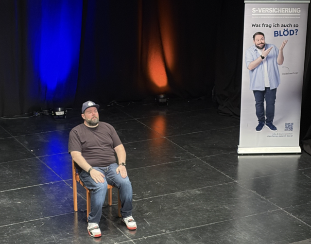 Die "Sparkasse Horn-Ravelsbach-Kirchberg AG" lud ihre Kunden zu einem unterhaltsamen Kabarettabend mit Michael Bauer alias „Heidelbeerhugo“ ein. | Foto: Sparkasse