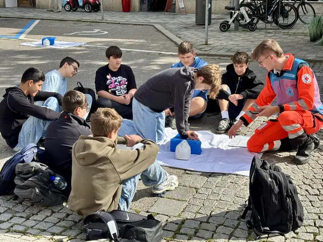 Die Schüler übten das Reanimieren unter fachkundiger Anleitung. | Foto: MeinBezirk/Ebner