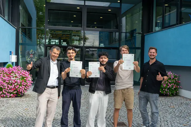 vlnr: Direktor Friedrich Hellmayr, Ferhan Yorgun, Kerim Özan, Lorenz Egger, Lehrer Matej Antolovic | Foto: BHAK/BHAS/Fachschule für Sozialberufe mit Pflegevorbereitung Schwaz