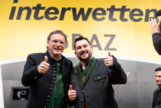 Ekkhard Neuser, hier mit Jonny Clayton (r.), Graz-Sieger 2023 und Nummer 5 der Welt, ist dafür verantwortlich, dass der Darts-Hit in Graz steigt. | Foto: GEPA