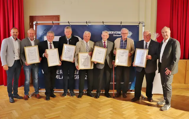 Dietmar Luttenberger (li) und Kajetan Beutle (re) mit den Geehrten Wolfgang Hatzi, Josef Niggas, Willi Rohrer, Adolf Pellischek, Helmut Adam, Hans Löcker und Toni Weber. | Foto: Edith Ertl