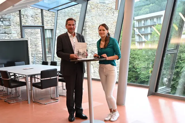 Doris Sommer, Leiterin Schloss Rothschild, und Bürgermeister Werner  Krammer im Pavillon, der künftig mehr Raum für Veranstaltungen bietet. | Foto: Stadt Waidhofen