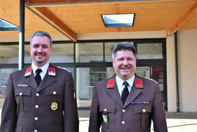 OBI Hubert Arzberger (li) und HBI Roland Hösele laden mit den Kollegen der FF Fernitz zum Brunch im VAZ. | Foto: Edith Ertl