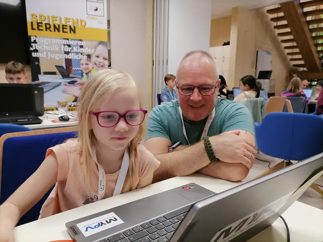 Die jungen Teilnehmer erhalten bei Bedarf Unterstützung von ehrenamtlichen Mentoren bei der Umsetzung ihrer Projekte und beim Ausprobieren von Neuem. | Foto: Steyr / Stadt.Impuls I CoderDojo Steyr